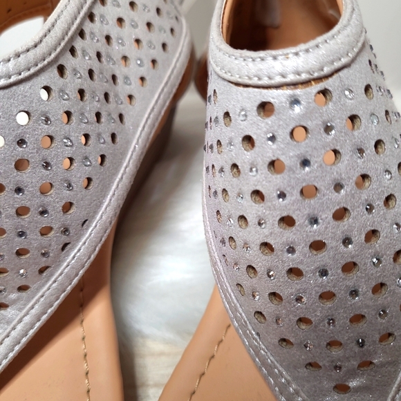 Women Moto Dolce Laser Cut Wedge Thong Sandals Back Zipper Rhinestones 8.5M Grey - Picture 10 of 11